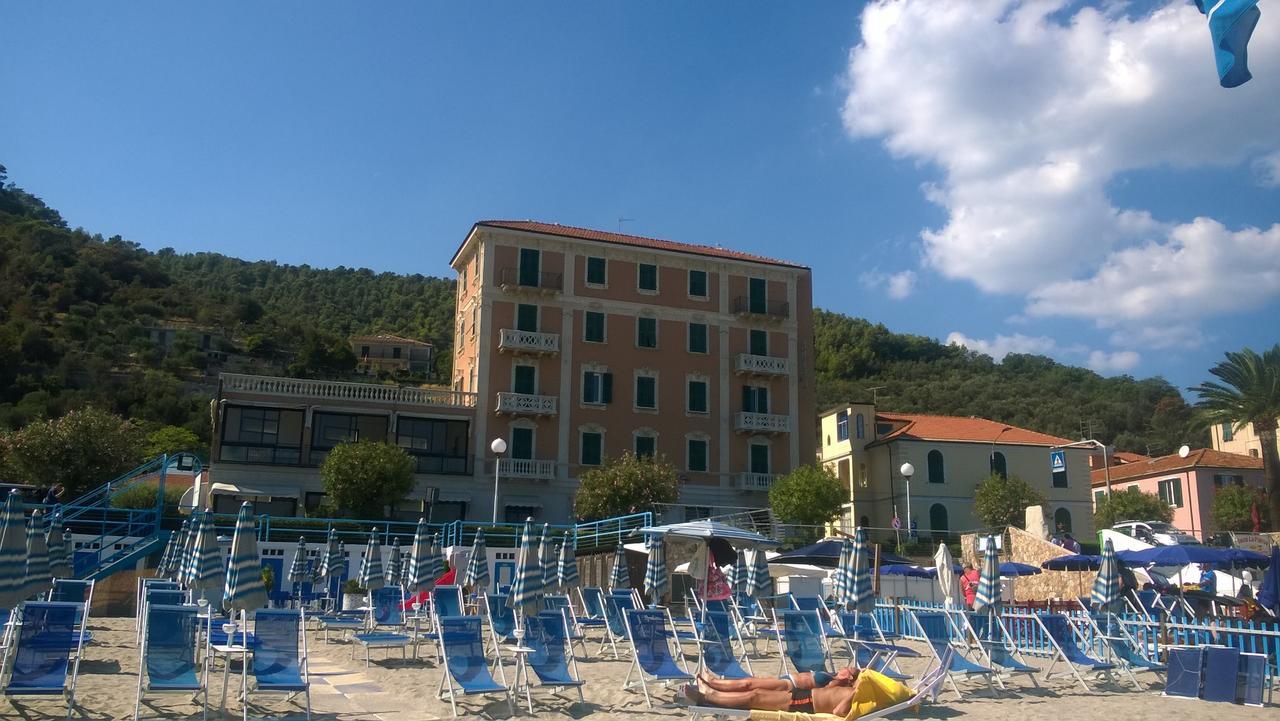 Hotel Monique Noli Exterior foto